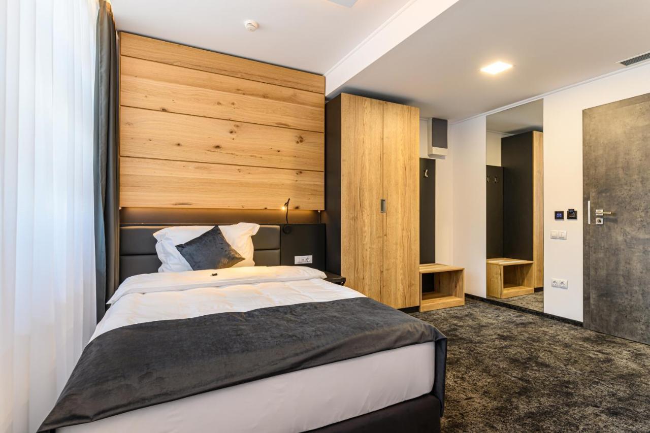 B The Hotel Сфынту-Георге Экстерьер фото