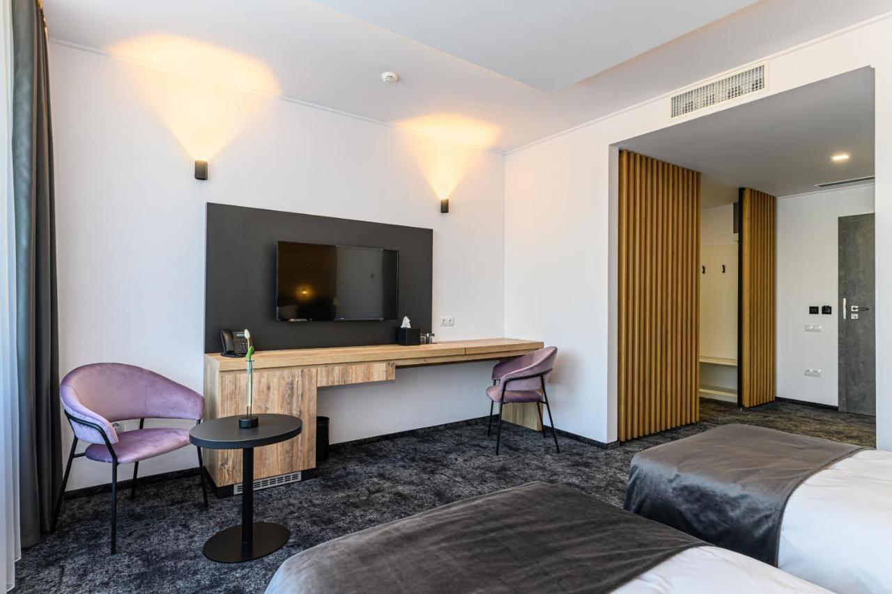B The Hotel Сфынту-Георге Экстерьер фото