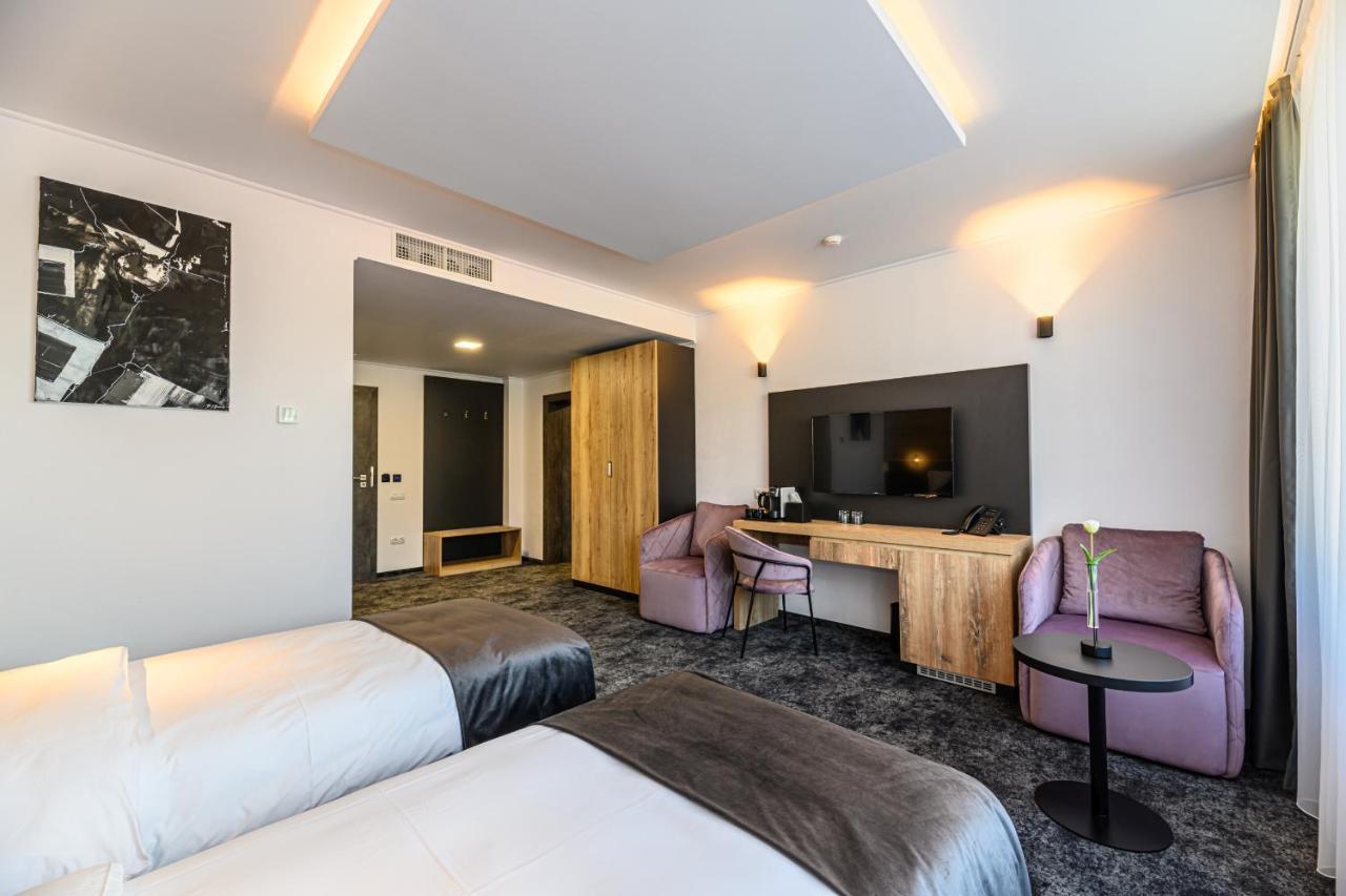 B The Hotel Сфынту-Георге Экстерьер фото