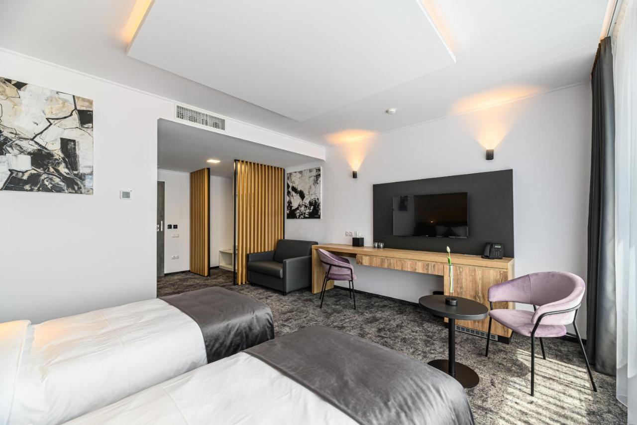 B The Hotel Сфынту-Георге Экстерьер фото