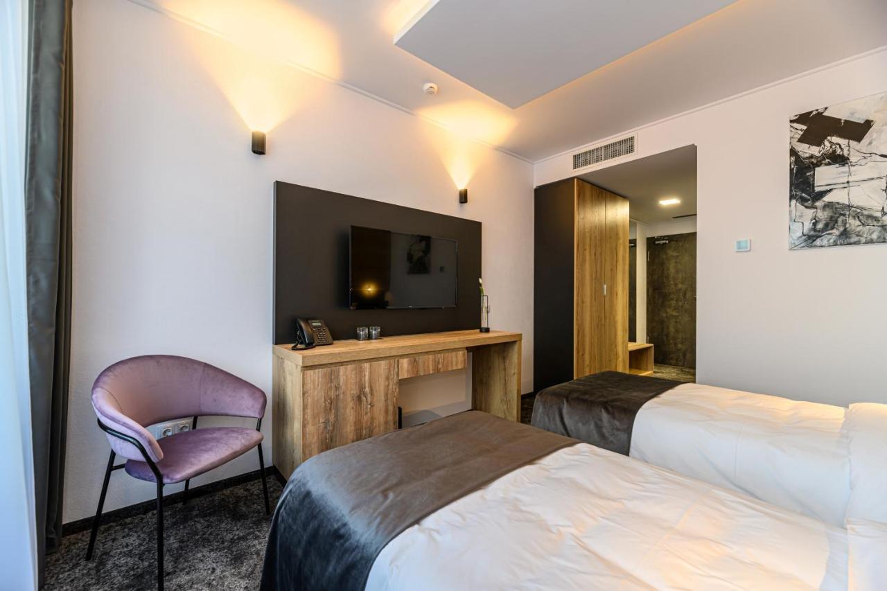 B The Hotel Сфынту-Георге Экстерьер фото