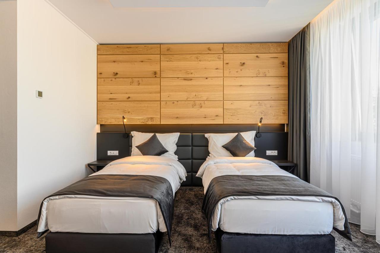B The Hotel Сфынту-Георге Экстерьер фото
