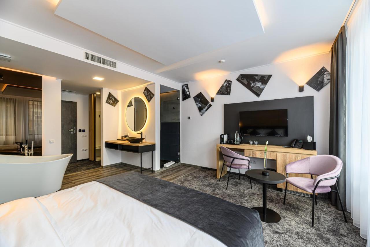 B The Hotel Сфынту-Георге Экстерьер фото