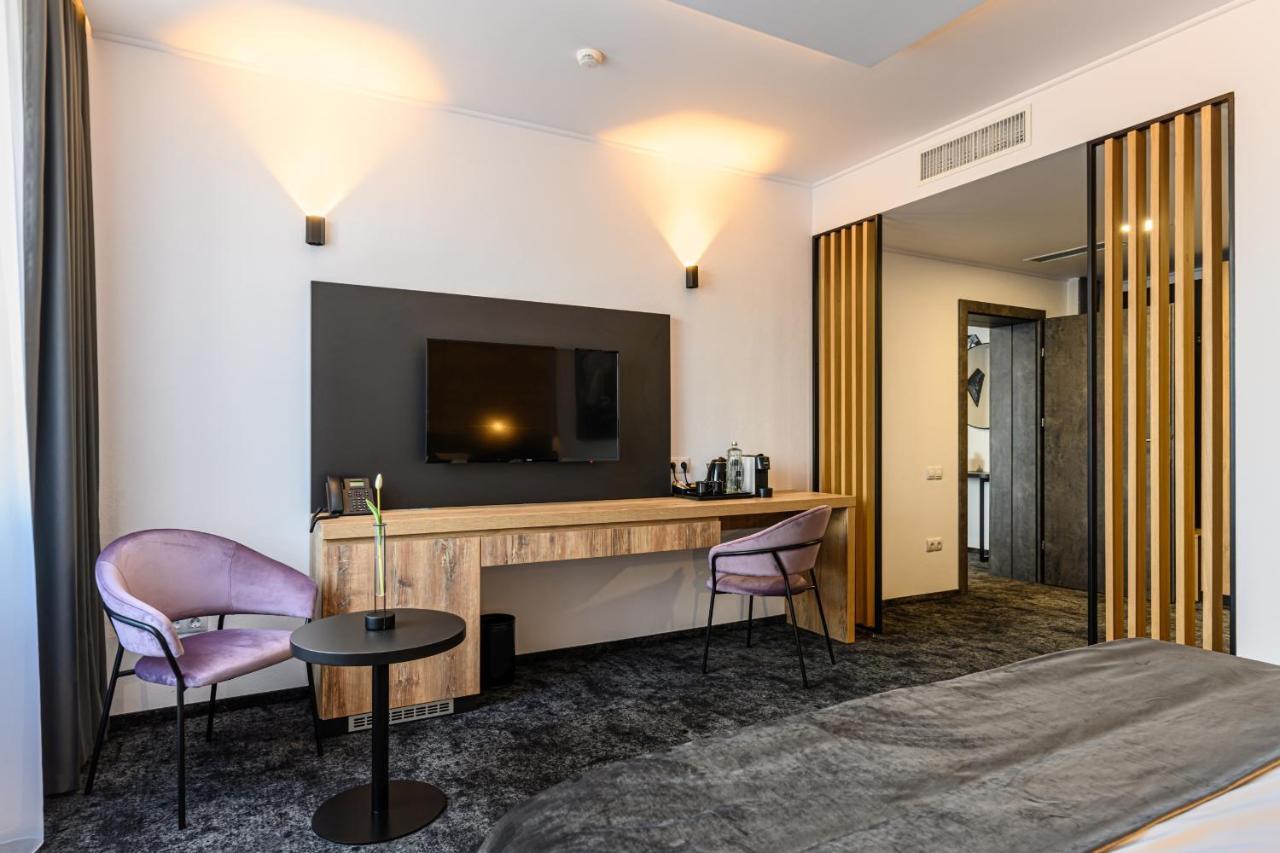 B The Hotel Сфынту-Георге Экстерьер фото
