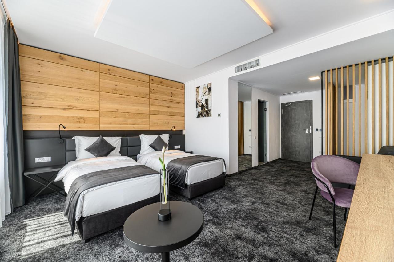 B The Hotel Сфынту-Георге Экстерьер фото