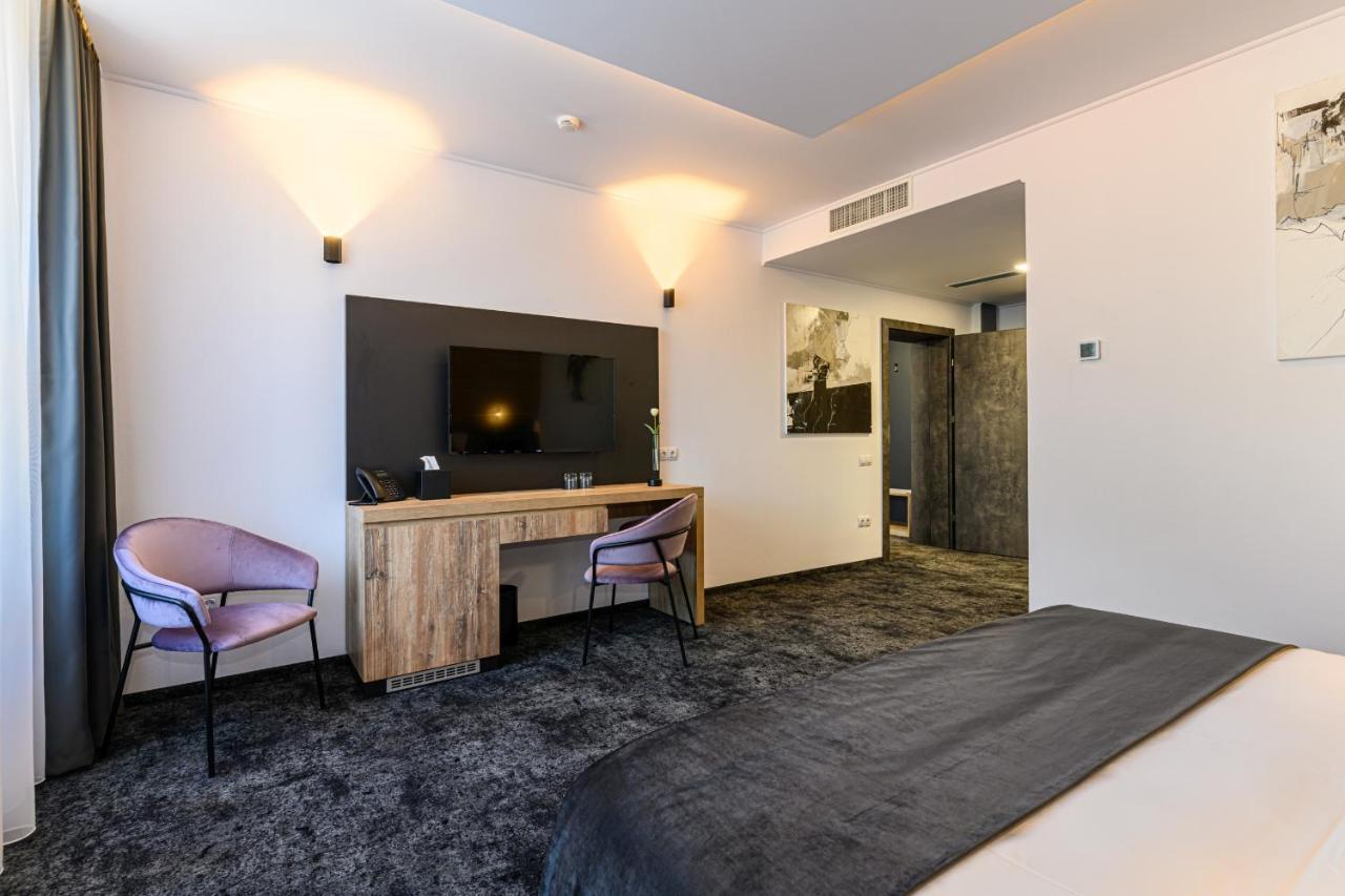 B The Hotel Сфынту-Георге Экстерьер фото