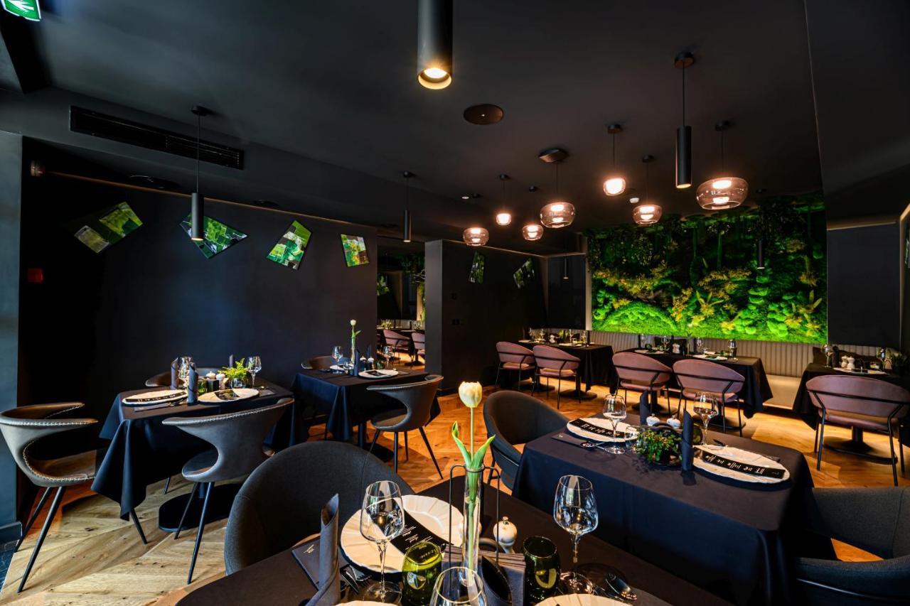 B The Hotel Сфынту-Георге Экстерьер фото